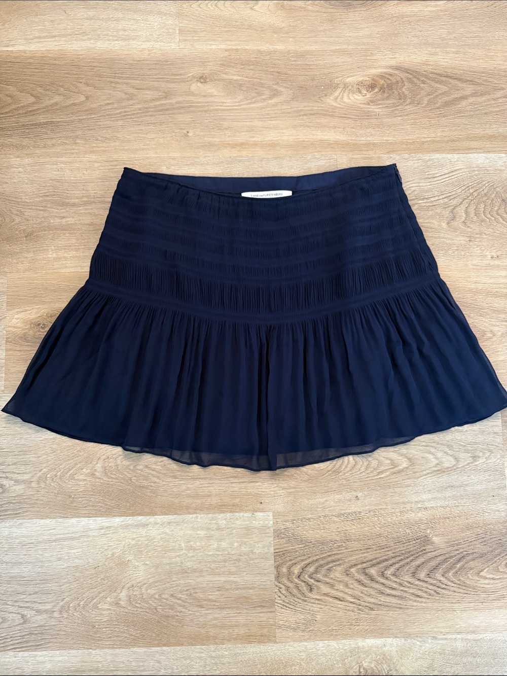 Diane Von Furstenberg Navy Pleated Mini Skirt size 12